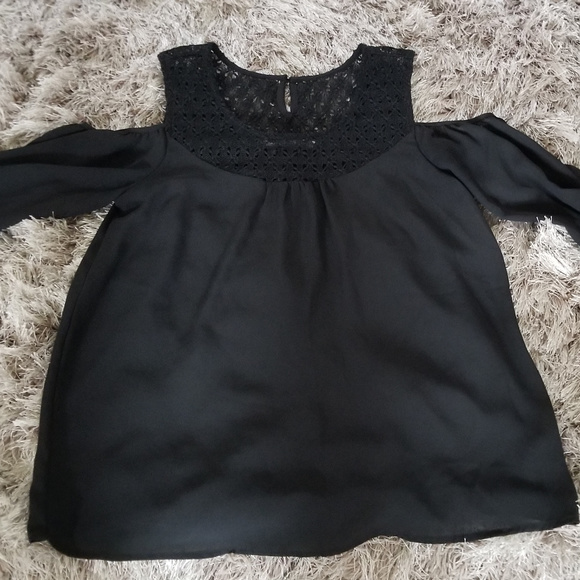 ⚡Lot of 2 Cold shoulder Blouses - Picture 4 of 8